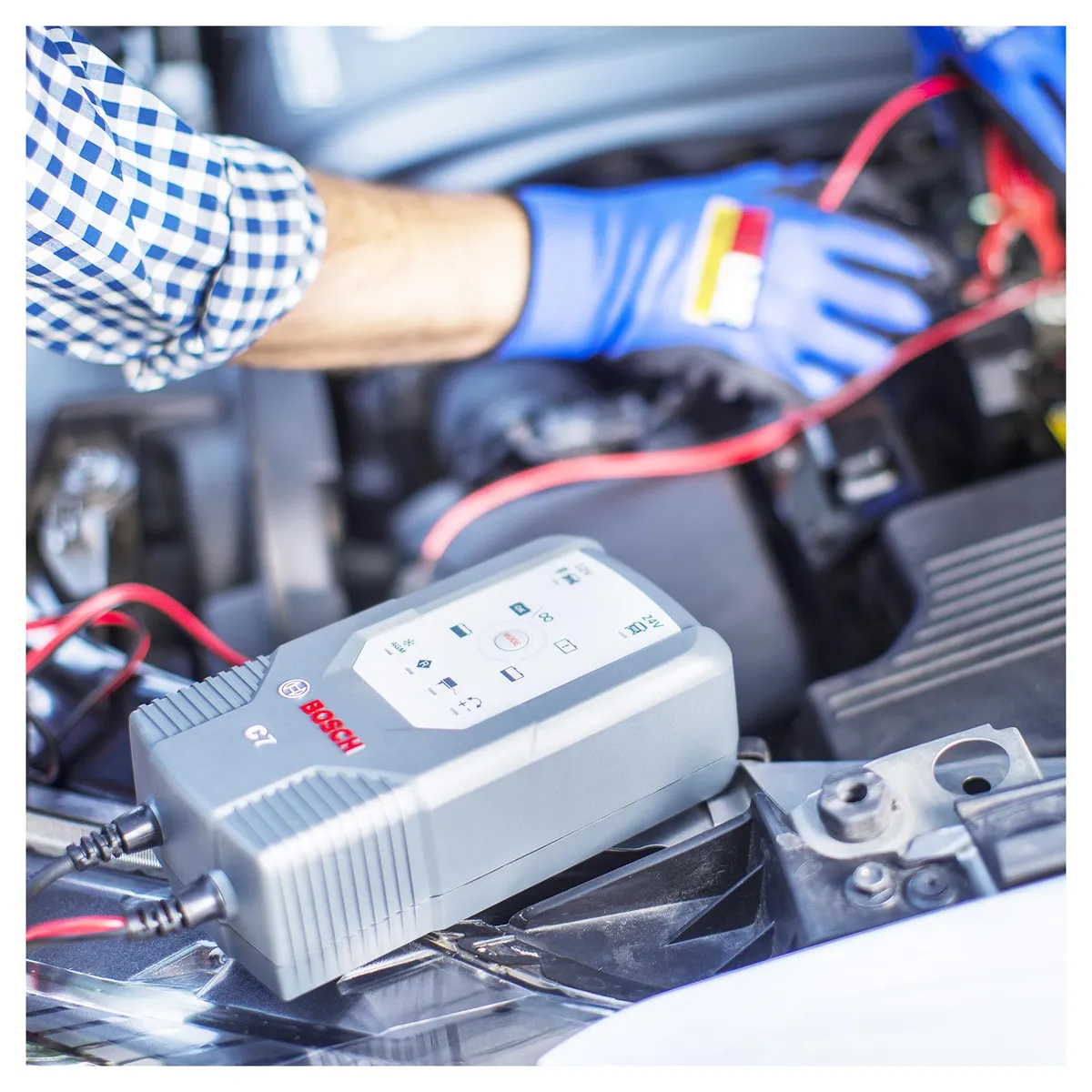 BOSCH - Cargador de batería 12/24V 7 A