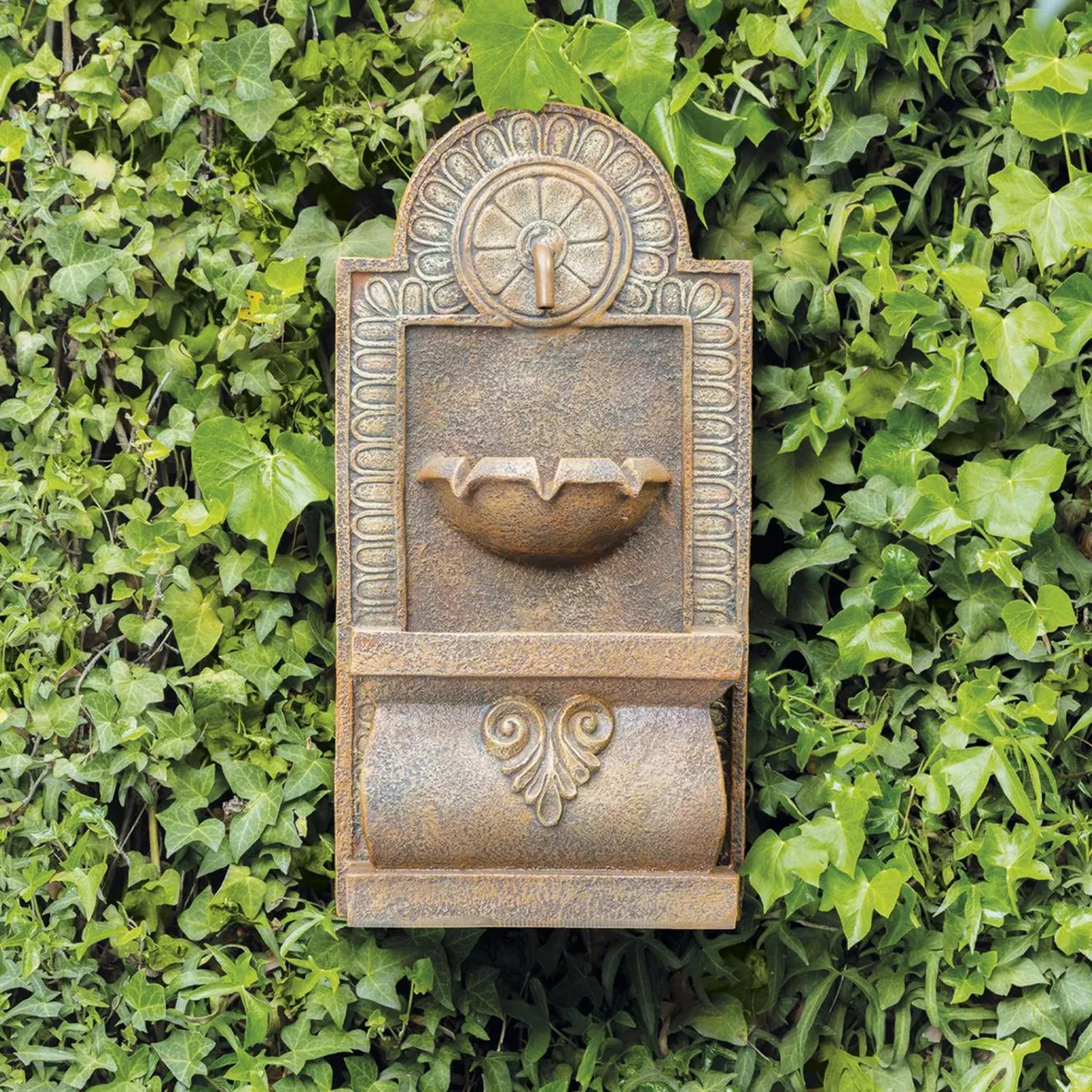 JUST HOME COLLECTION - Fuente de agua mediana de poliresina