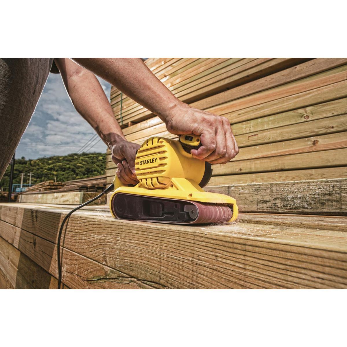 STANLEY - Lijadora de banda eléctrica 900W