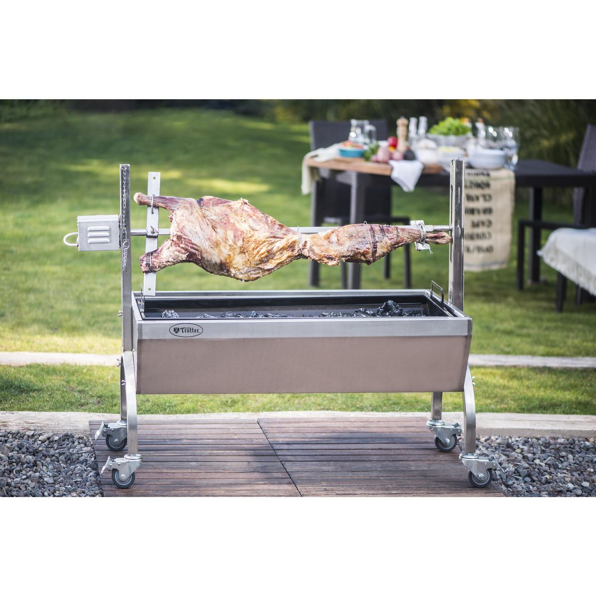 ALBIN TROTTER - Parrilla a Carbón con Espiedo y Ruedas Metal
