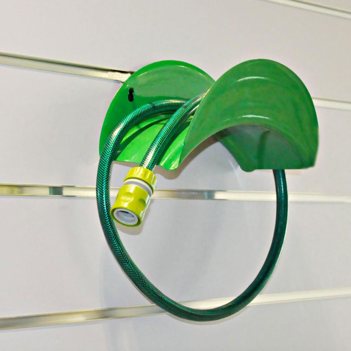 ERGO - Colgador manguera metalico curvo