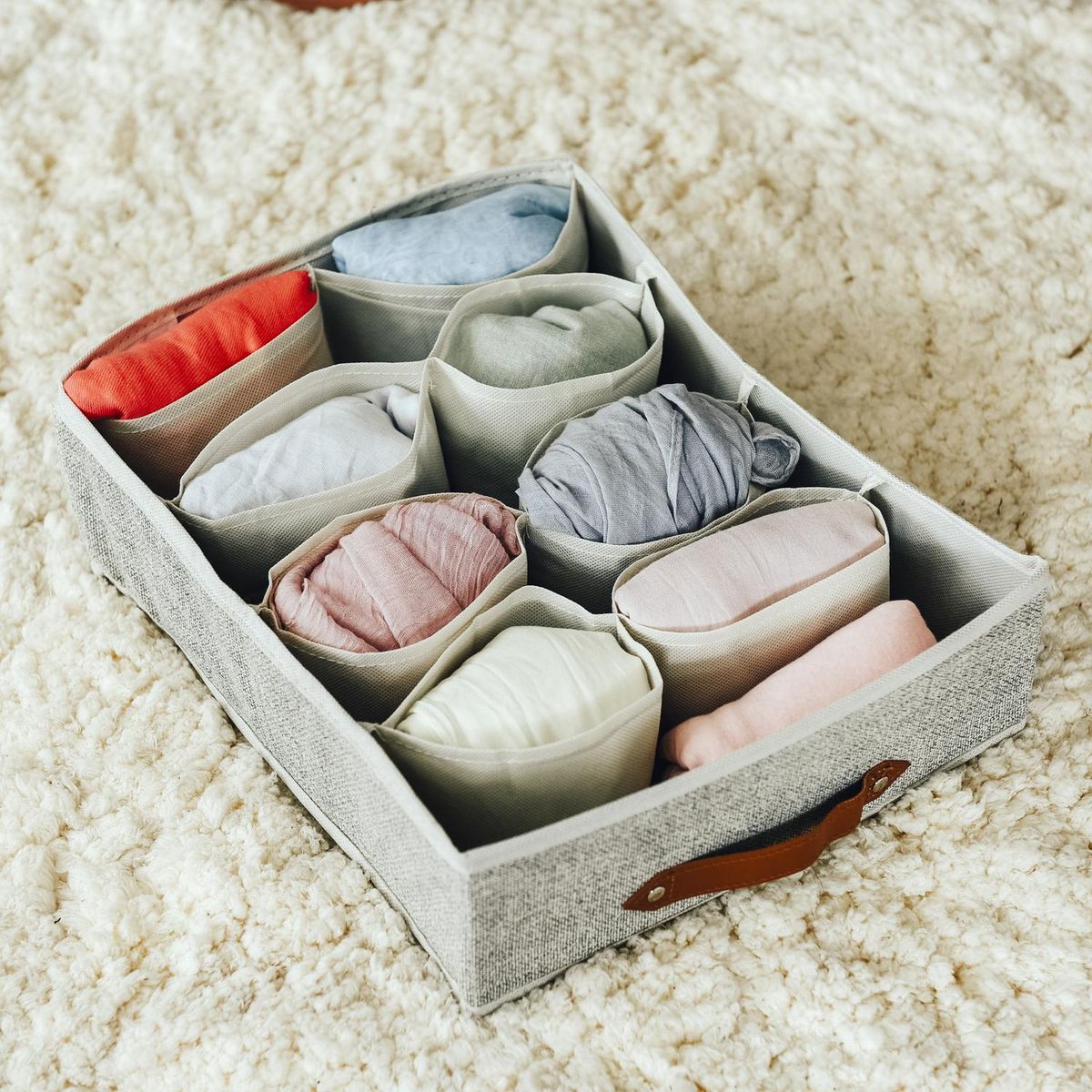 JUST HOME COLLECTION - Caja de Tela con 12 Piezas Moldes para Doblado 40x24x14 cm Café