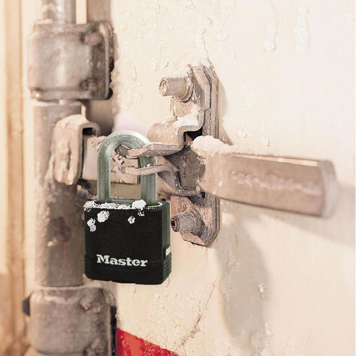 MASTER LOCK - Candado Magnum Cubierta Negra 48mm