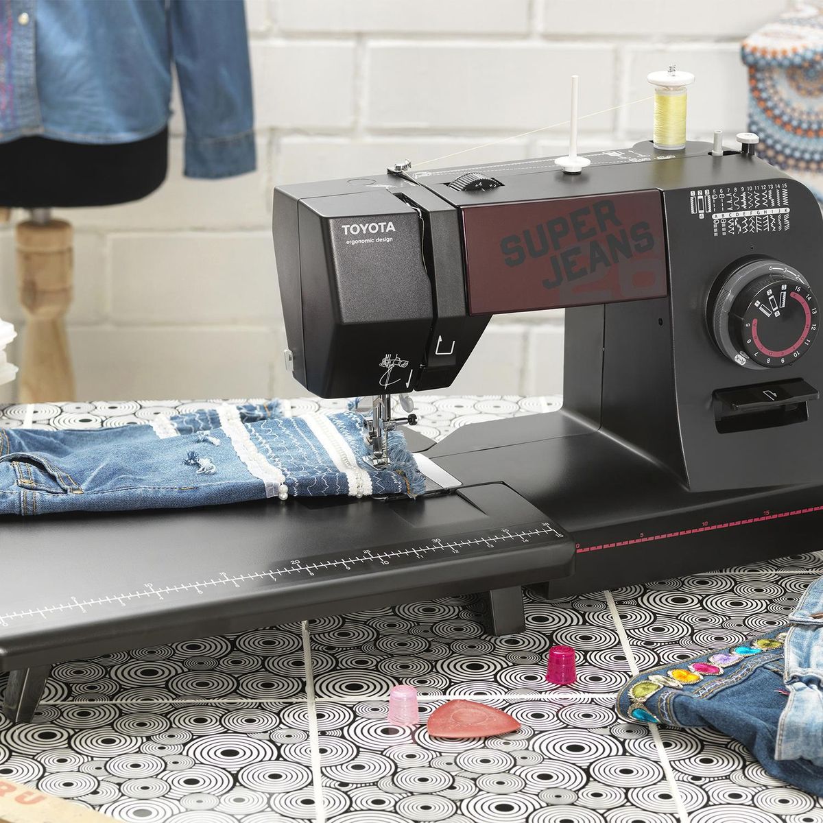 TOYOTA - Máquina de coser eléctrica superjeans j26