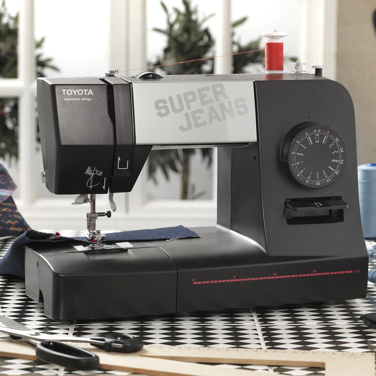 TOYOTA - Combo máquina de coser + overlock superjeans