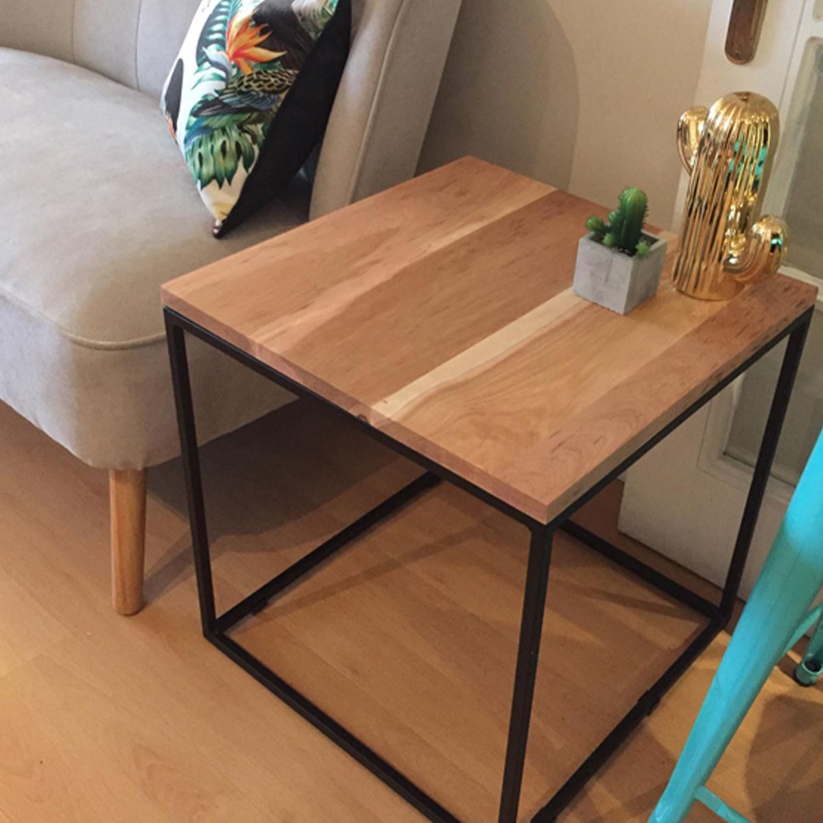 DE PIES A CABEZA - Mesa cubo 50x50 cm negra con madera lenga