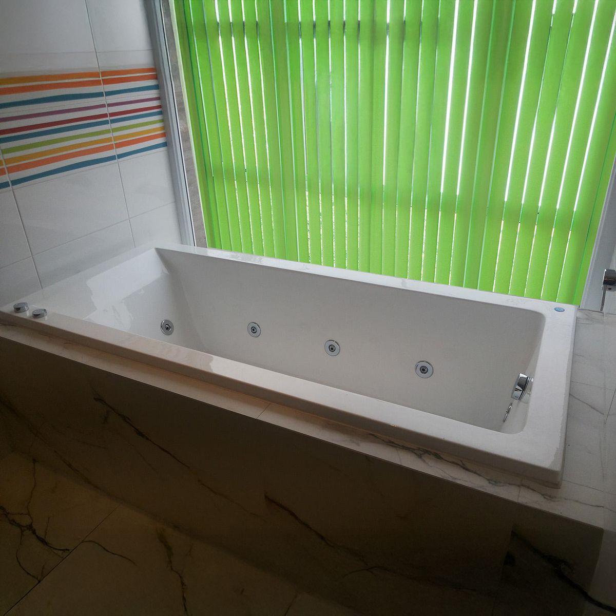 NORGLAS - Tina 180cm x 80cm  hidromasaje Cube 7 jets derecha norglas