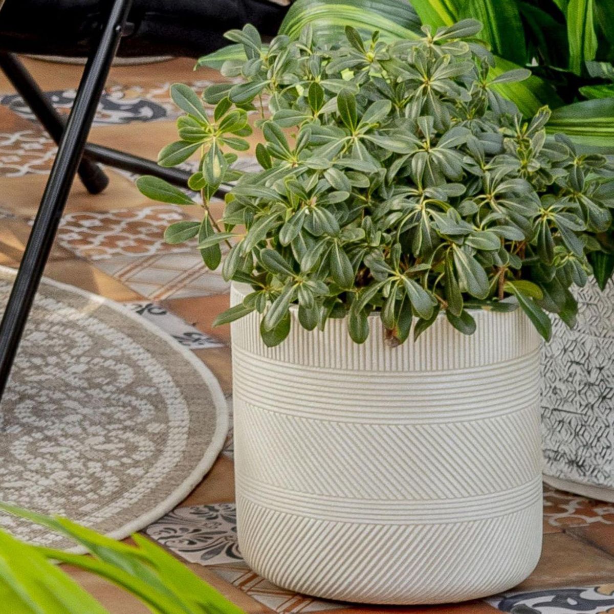 JUST HOME COLLECTION - Macetero Line de Fibra de Vidrio 30x30 cm Café