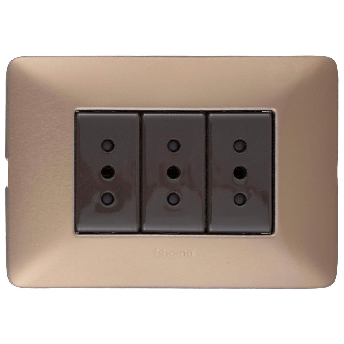 BTICINO - Tomacorriente Triple Armado 10A Titanio