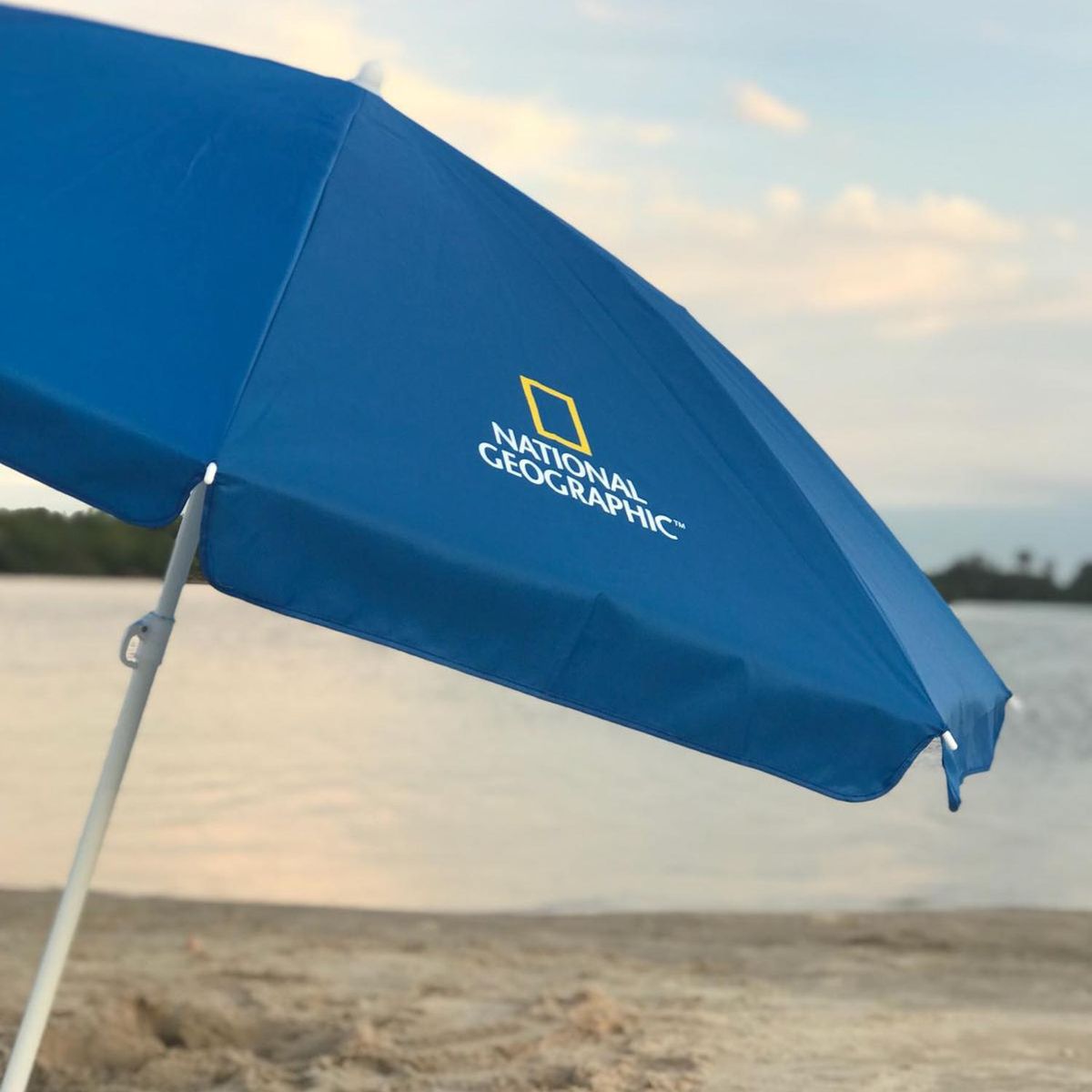 NATIONAL GEOGRAPHIC - Quitasol Metal 1.9x1.10 metros Azul