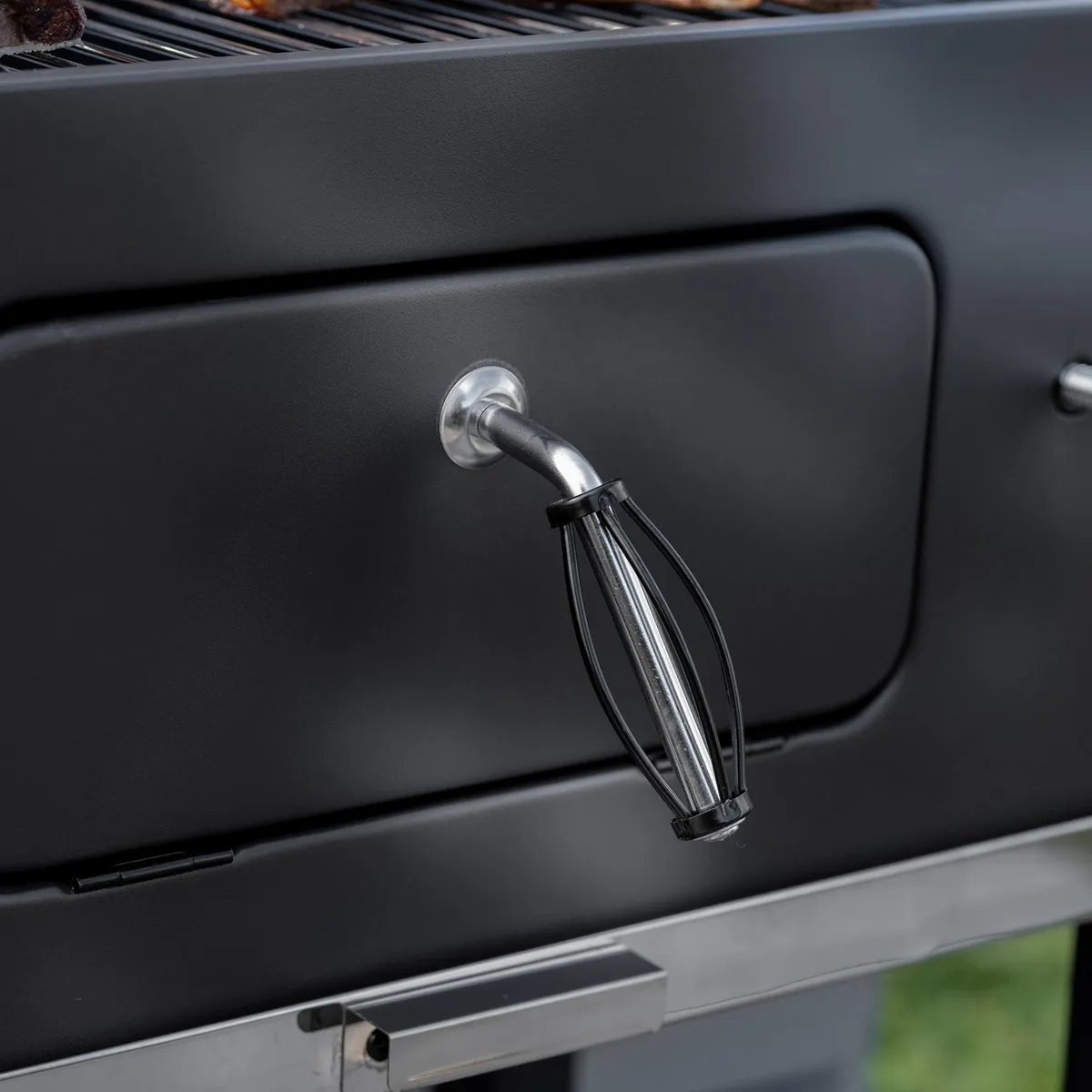 MR BEEF - Parrilla a Carbón con Bandejas Laterales Acero Inoxidable