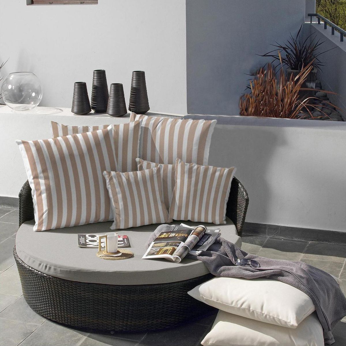 JUST HOME COLLECTION - Reposera Redonda con Cojines Rattan Sintético Café