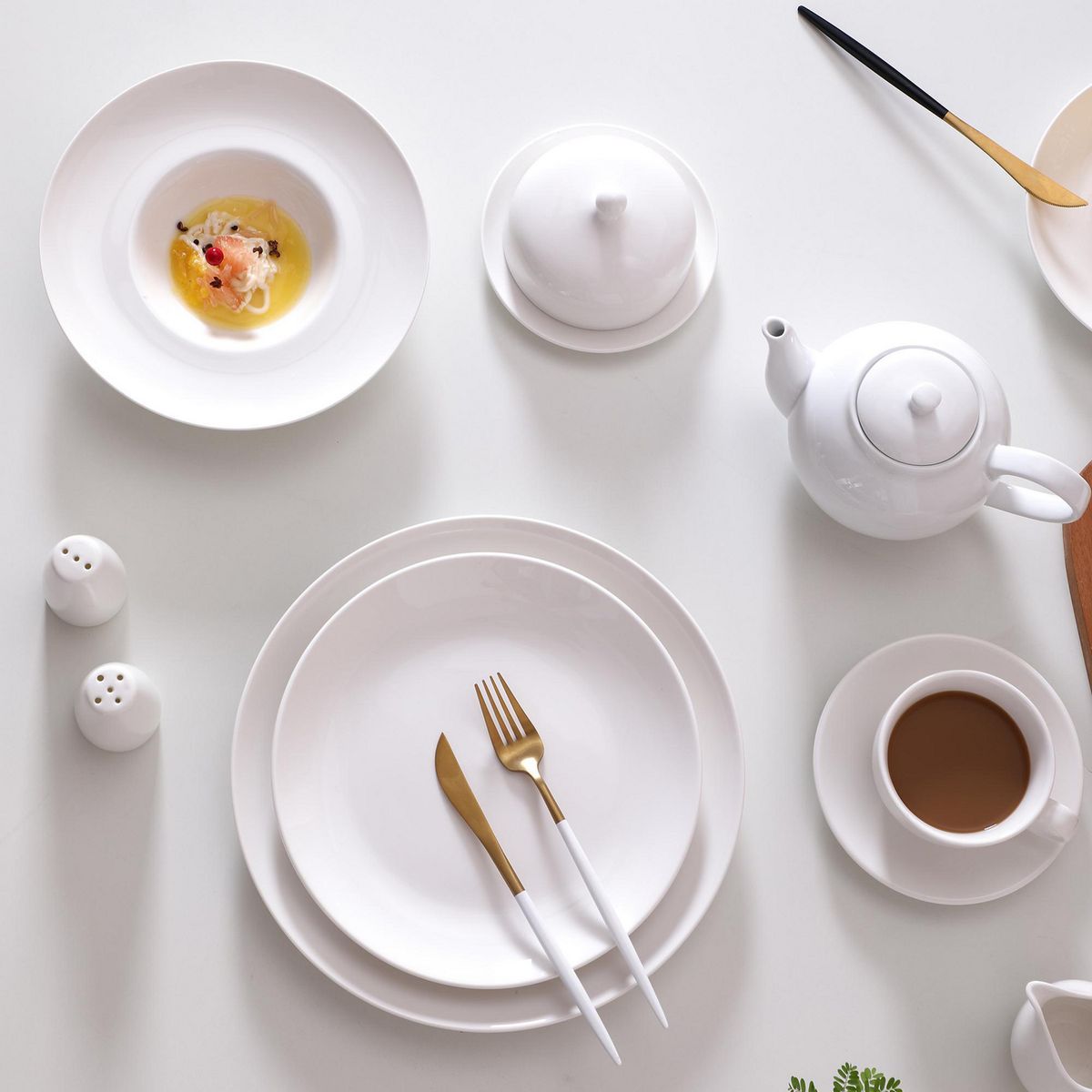 JUST HOME COLLECTION - Plato te blanco redondo