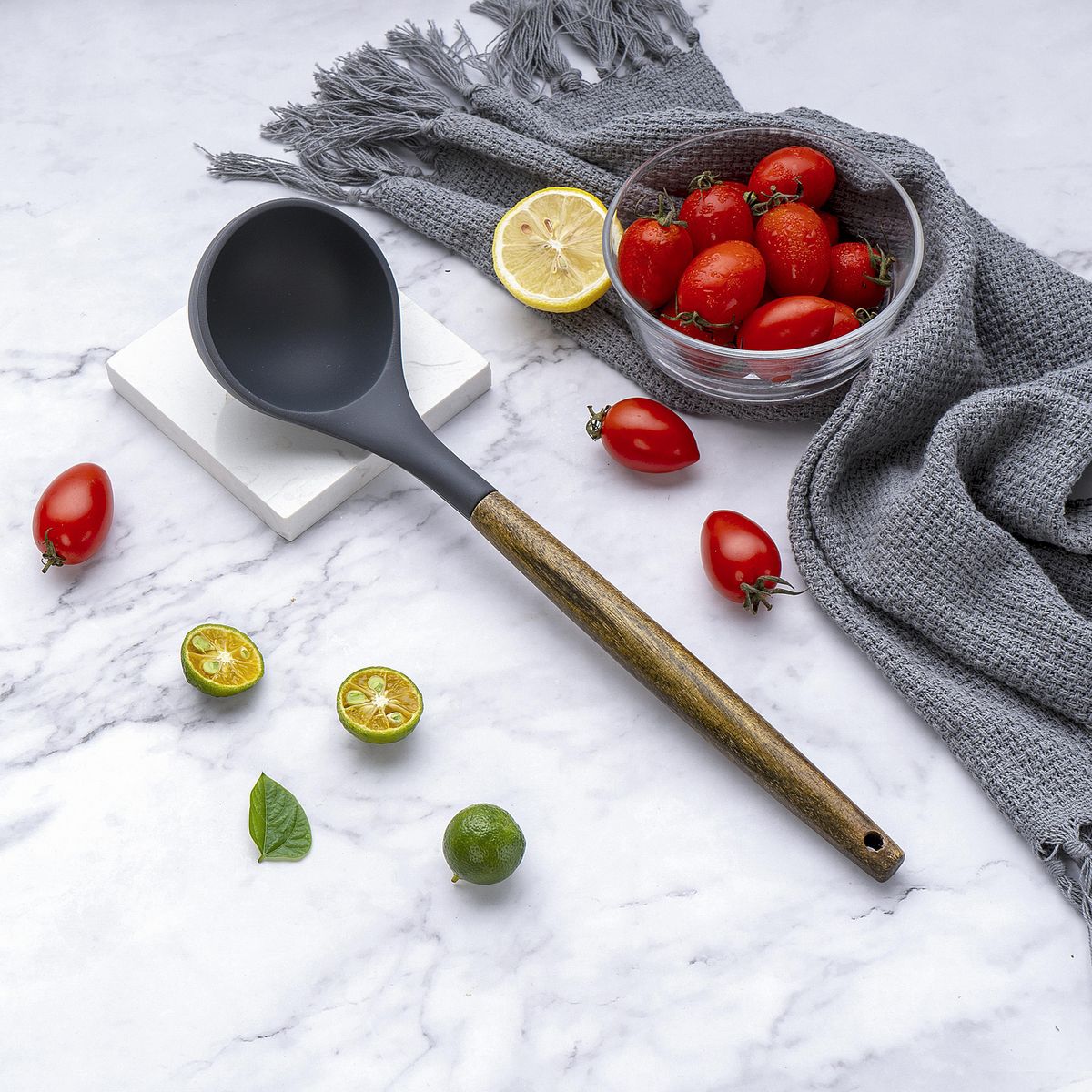 JUST HOME COLLECTION - Cucharón Just Home Collection Sopra gris con Mango