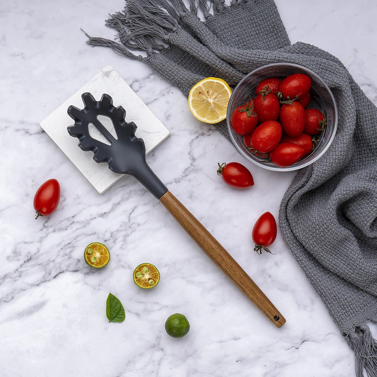 JUST HOME COLLECTION - Cucharón para Pasta Just Home Collection gris Mango