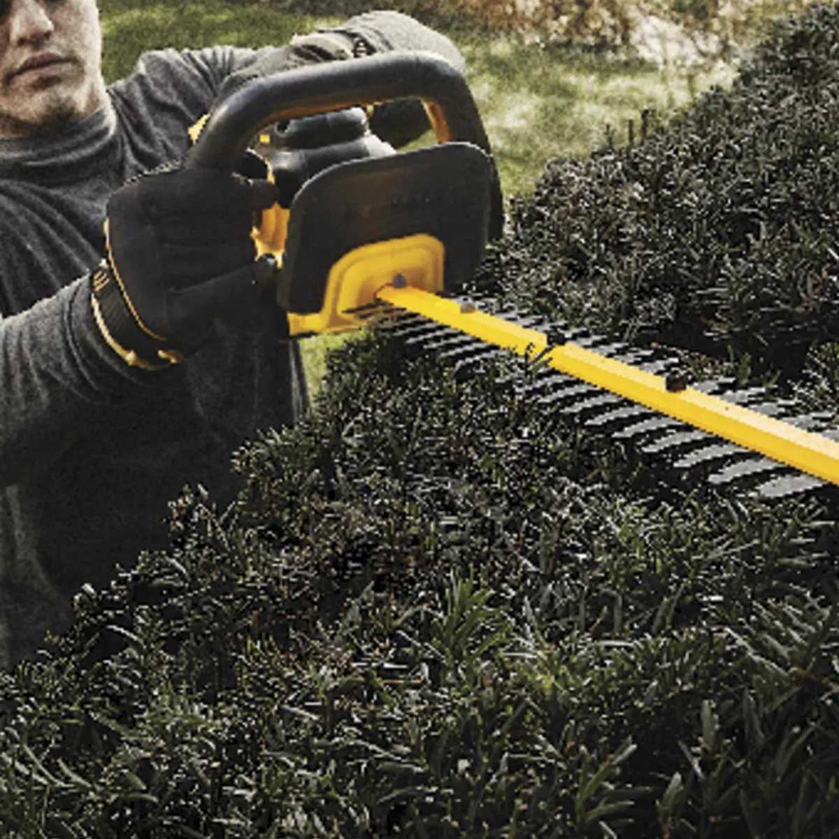 DEWALT - Cortasetos Inalámbrico 22" 20V sin Batería/Motor sin Carbones