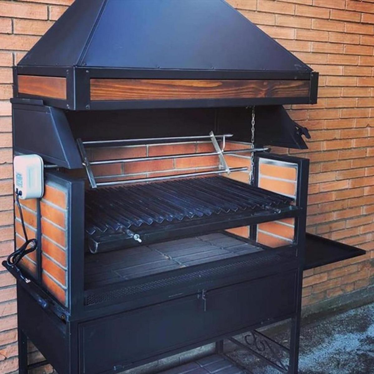 ROLDIC - Quincho Modular con Parrilla a Carbón Ladrillo Metal
