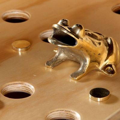 Imagen 2 del producto Juego de Rana con 5 Tejos Bronce 60x65x102 cm