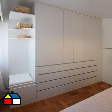 Closet color blanco  370 cm de Largo 55 cm de Fondo 240 cm de Alto.