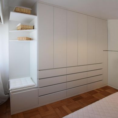 Closet color blanco  360 cm de Largo 55 cm de Fondo 240 cm de Alto.