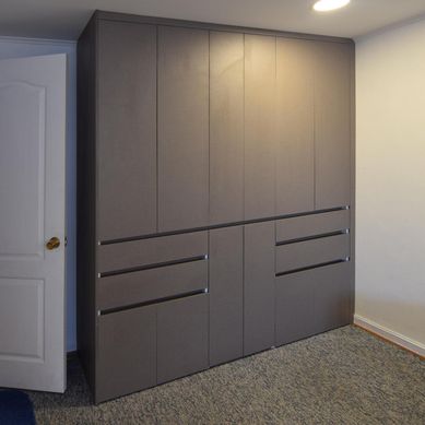 Closet con instalacin color Seda Note a media entre 450x55x240cm.