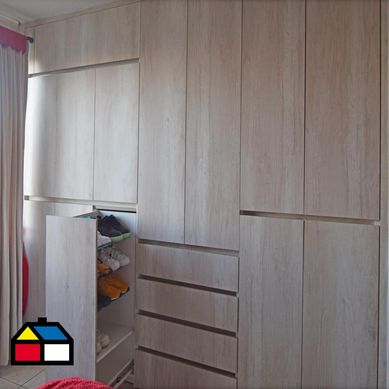 Closet color Toscana 420 cm de Largo 55 cm de Fondo 240 cm de Alto.