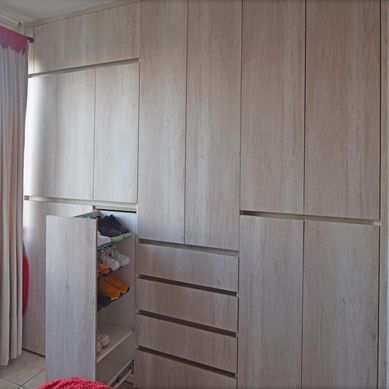 Closet color Toscana 210 cm de Largo 55 cm de Fondo 240 cm de Alto.