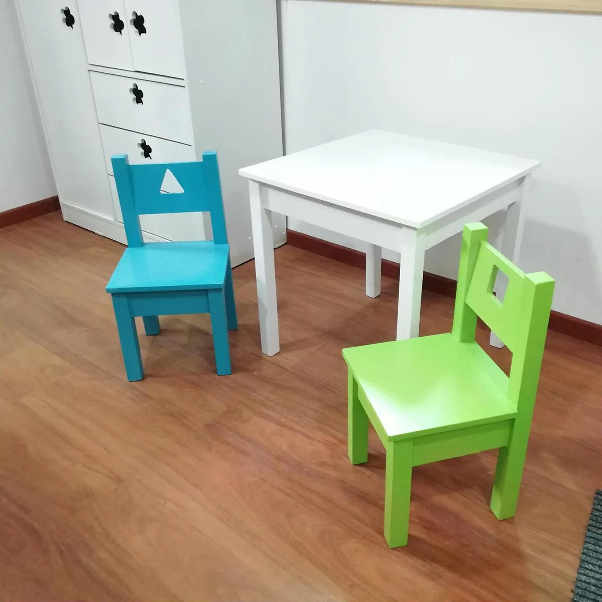 MUEBLES KIDS - Mesa Infantil con 2 Sillas Geometric Verde/Azul 60x60x60 cm
