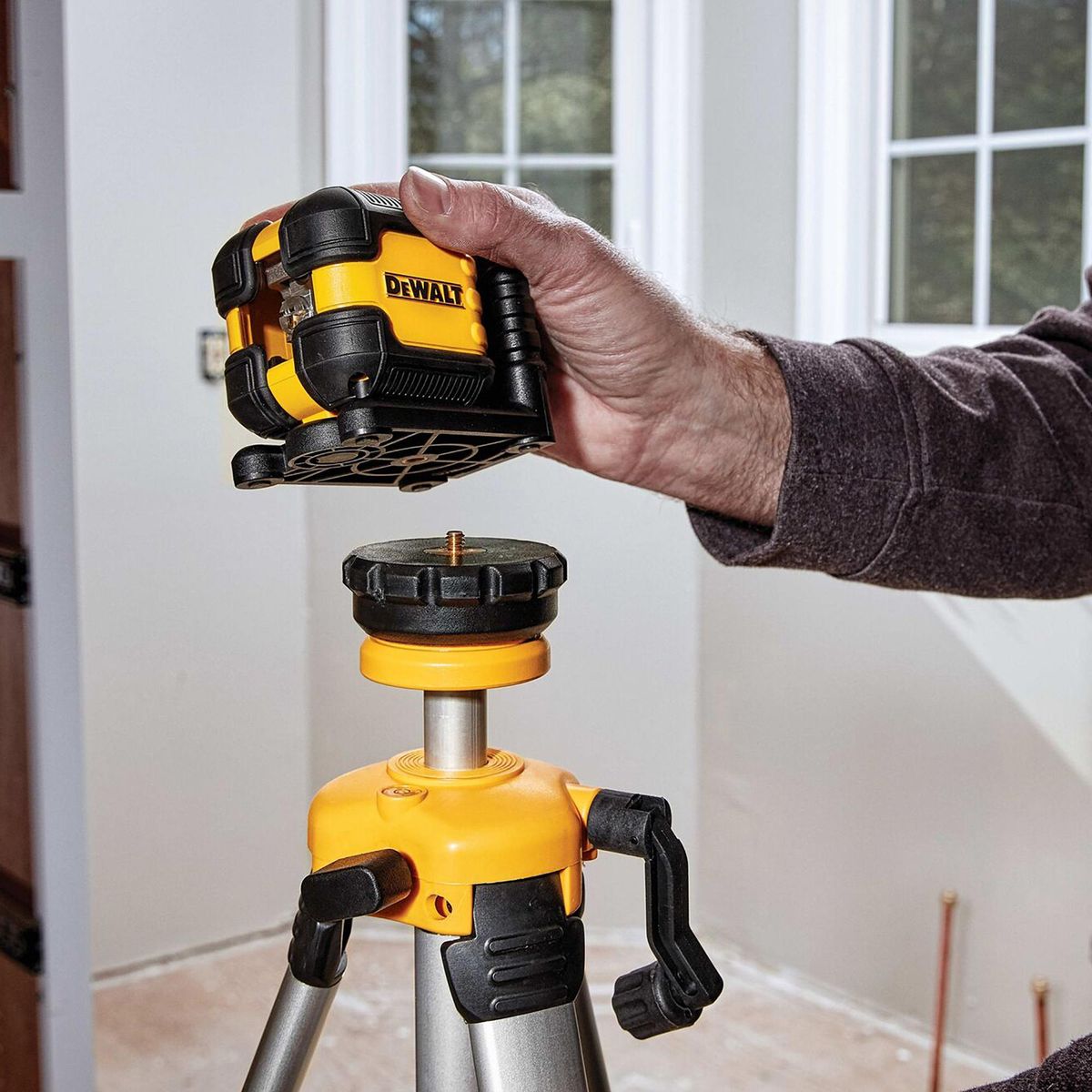 DEWALT - Nivel láser líneas cruzadas 17 metros verde