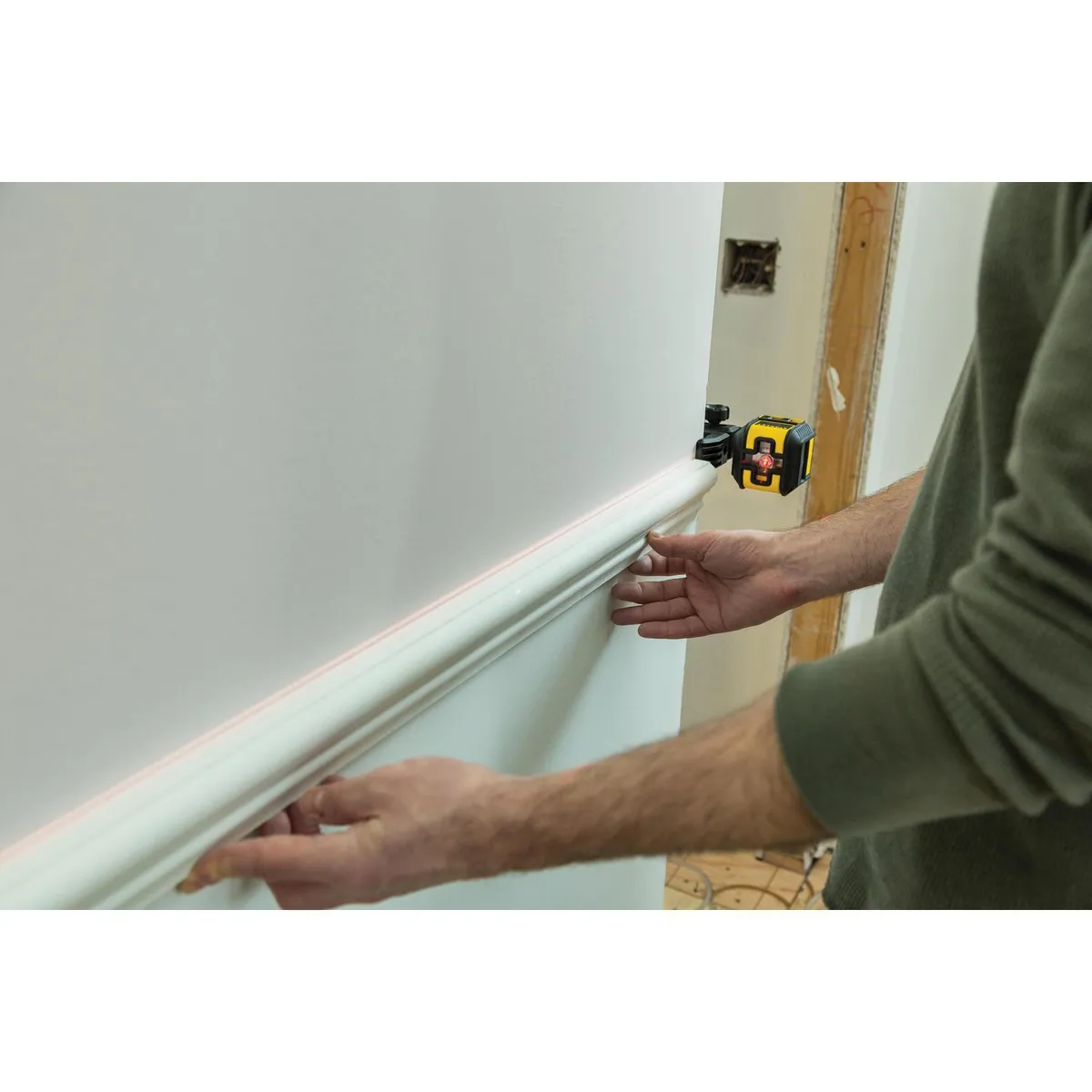 STANLEY - Nivel láser de líneas cruzadas autonivelante 12 metros alcance