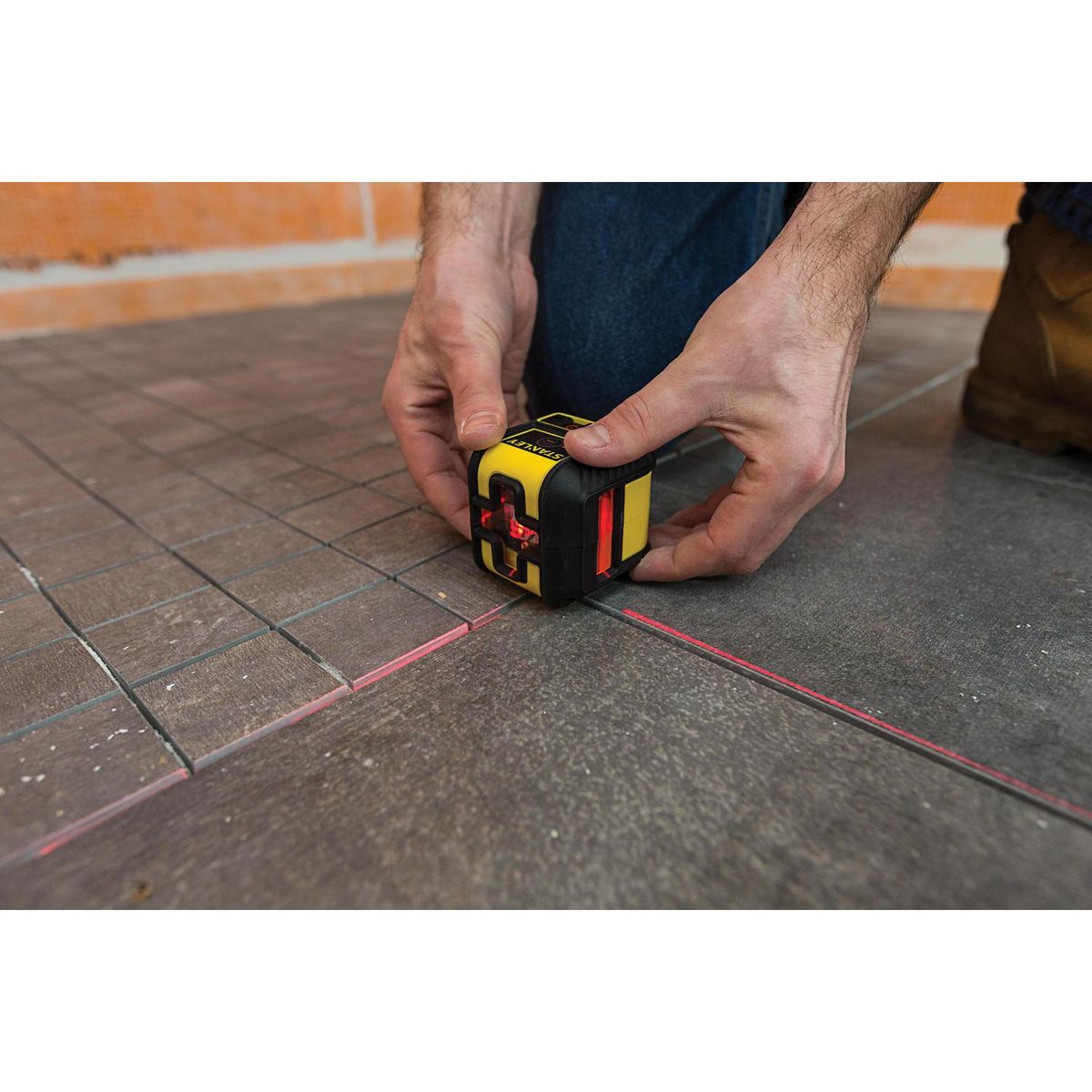 STANLEY - Nivel láser rojo líneas cruzadas y 90º autonivelante 12 metros alcance