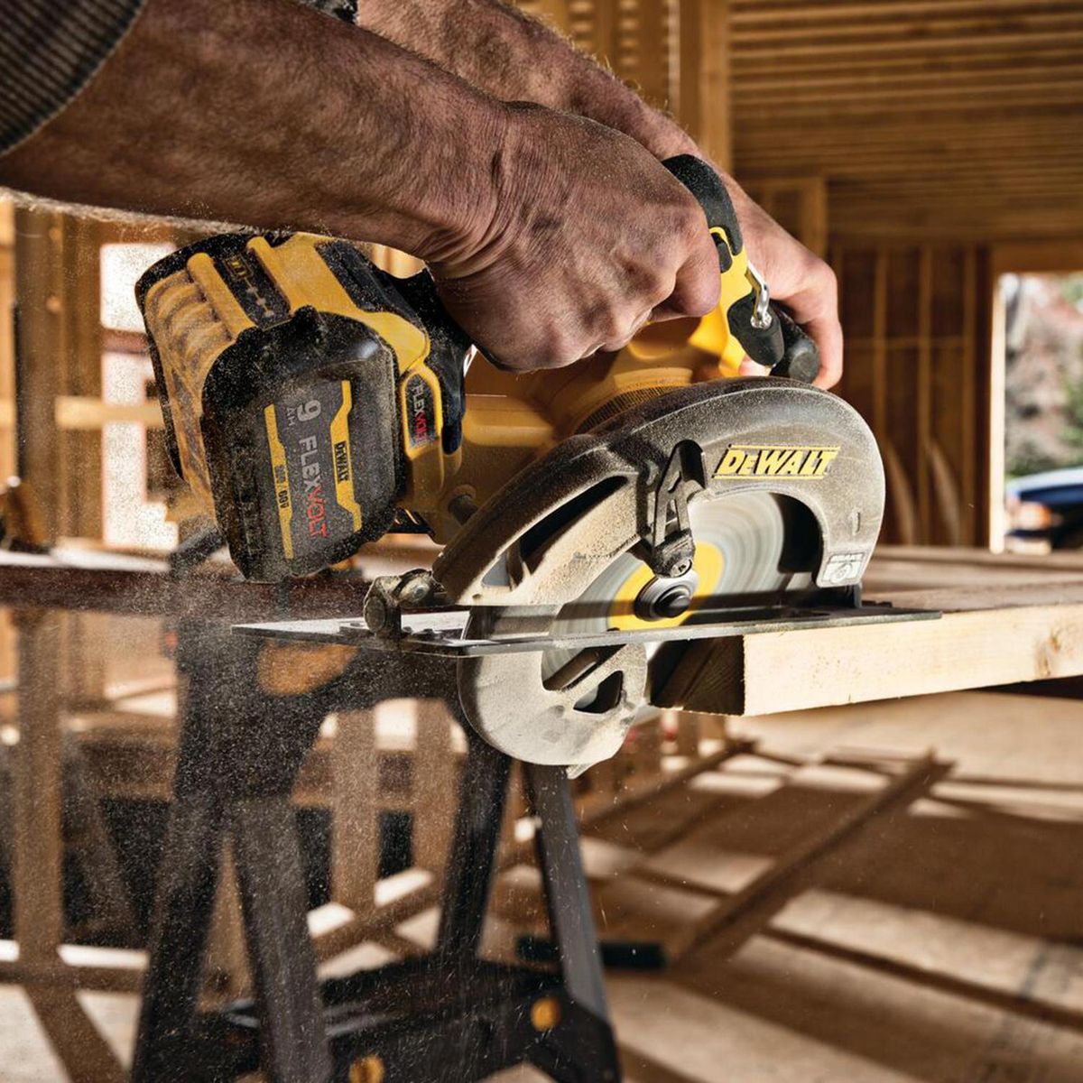 DEWALT - Sierra circular inalámbrica 7 1/4" 60V sin batería
