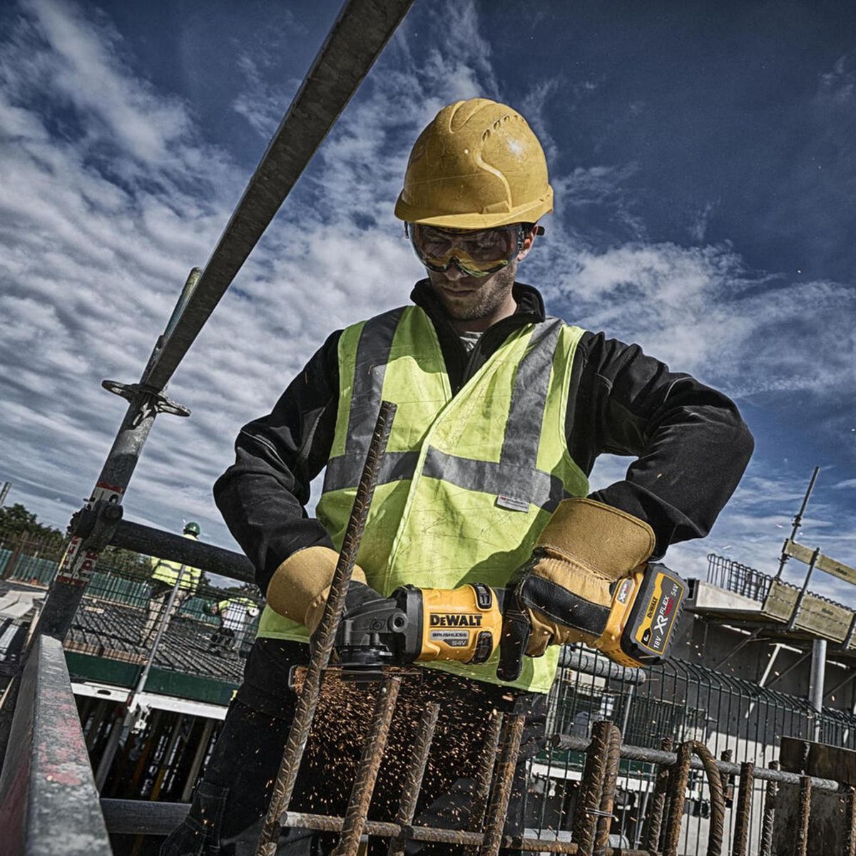 DEWALT - Esmeril angular inalámbrico 4,5" 60V + 2 baterías