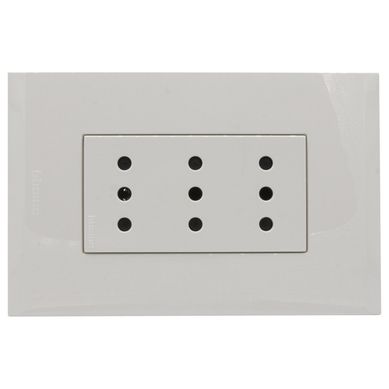 Toma triplex 10A blanca armada Nobile