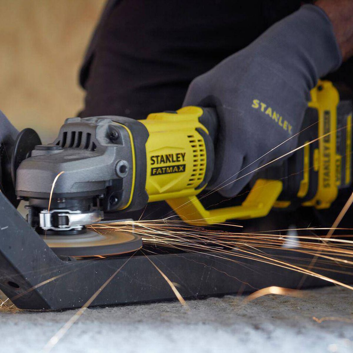 STANLEY - Esmeril angular inalámbrico 4,5" 20V + 2 baterías