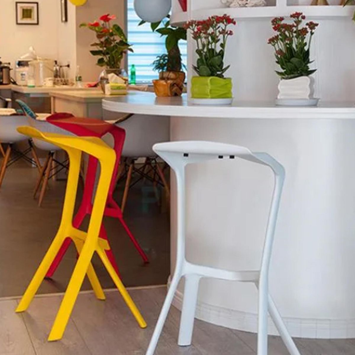 IMPORTADORA USA - Taburete Bara Apilable Blanco 81x51x43 cm