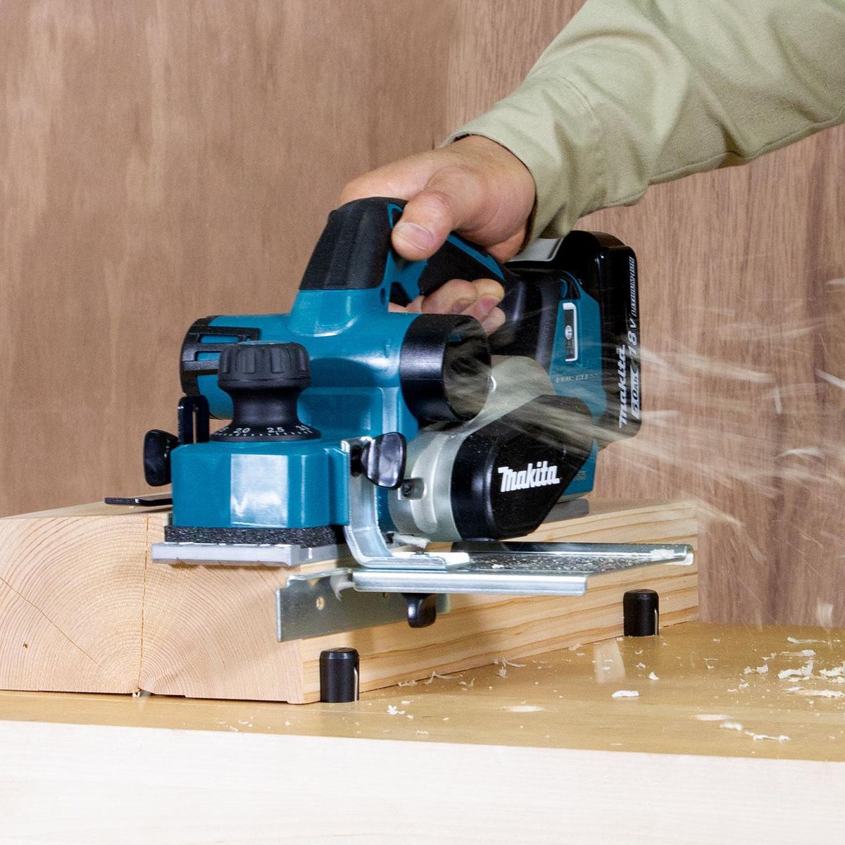 MAKITA - Cepillo inalámbrico 18V 82 mm sin batería