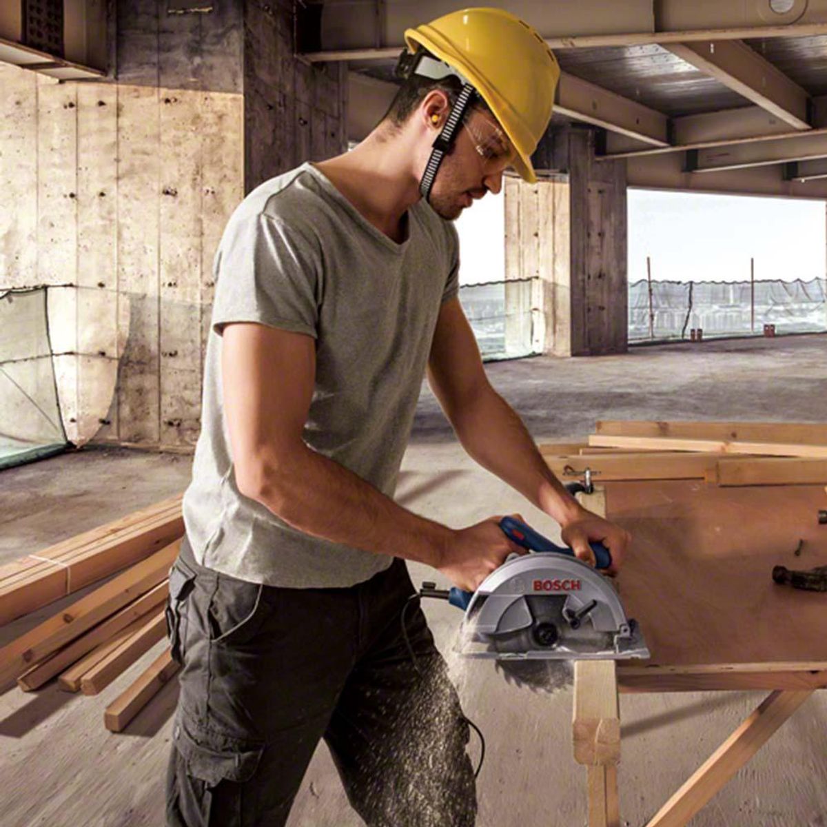 BOSCH - Sierra circular eléctrica 7 1/4" 1500W + disco