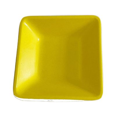Plato biodegradable para modelo cuadrado amarillo.