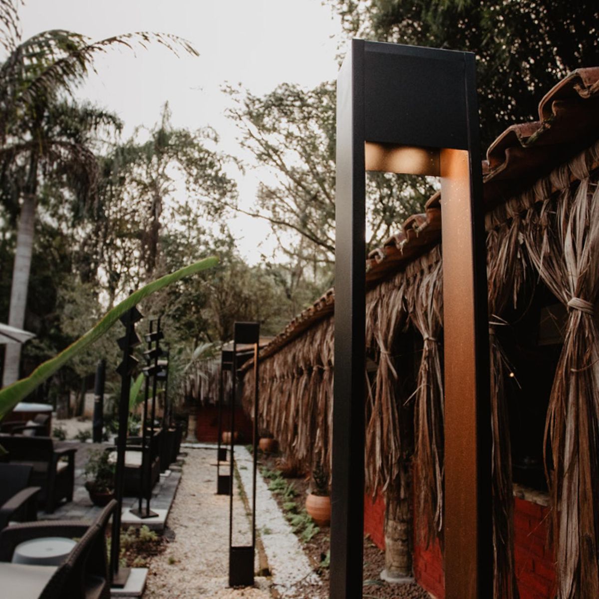 BLUMENAU - Poste Técnica acero negro y café 2,1m IP 44 2 luces E27