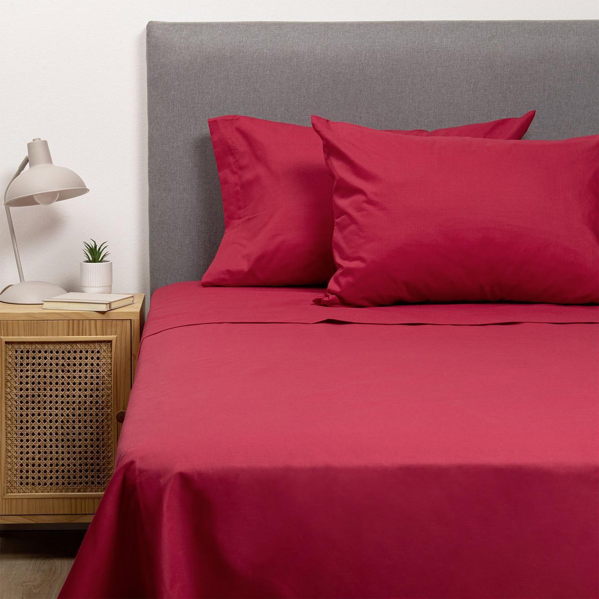 ARTHOME - Combo Sábana Roja + Cubrecolchón 1 Plaza