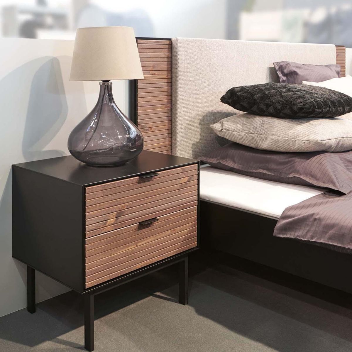 TVILUM - Velador 2 Cajón(es) Soma 50.8x54.3x41.2 cm Negro con madera