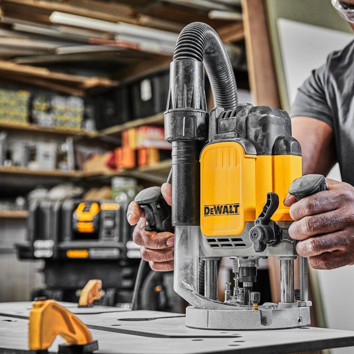DEWALT - Rebajadora de base ajustable 2000W