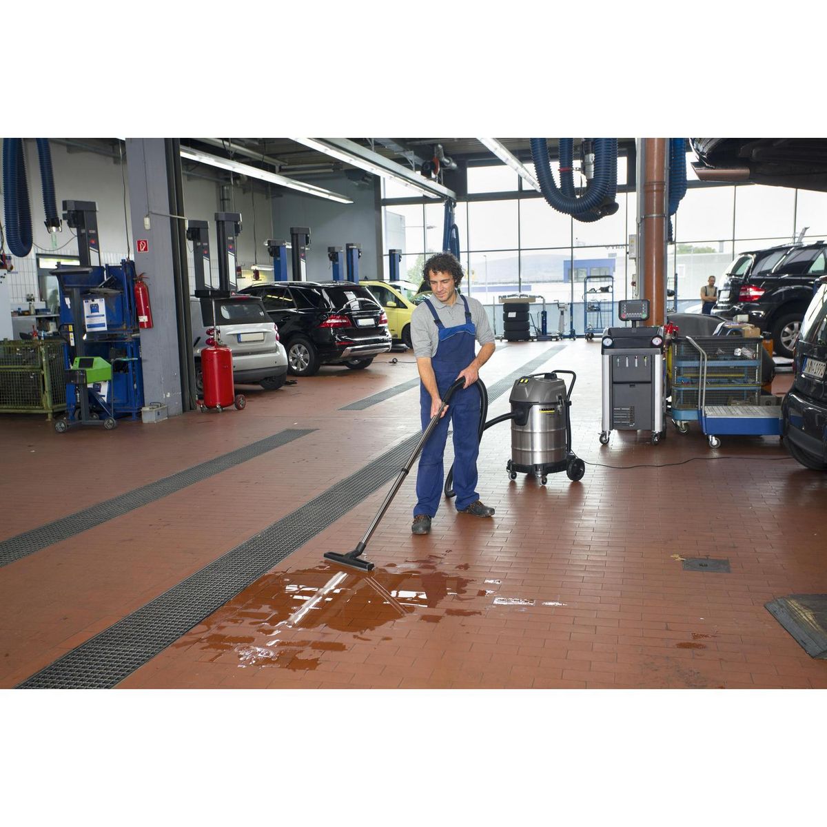 KARCHER - Aspiradora Profesional Polvo y Agua 2300 W 70 Litros 1.667-224.0