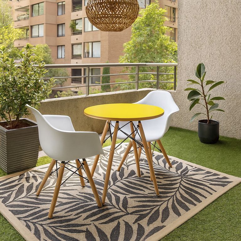 Set De Mesa Cubierta Amarilla Y Dos Sillas Eames