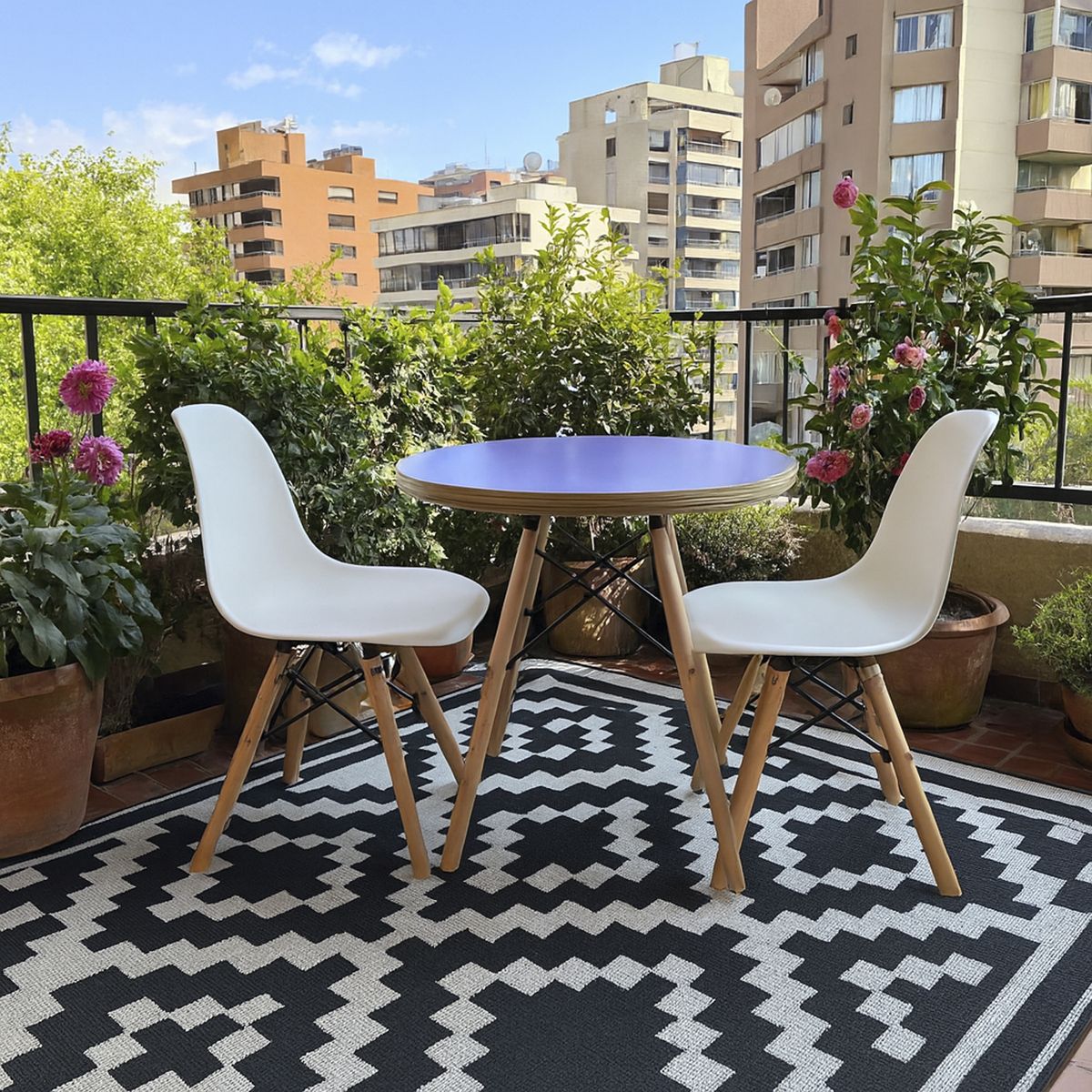 DE PIES A CABEZA - Set De Mesa Cubierta Morada Y Dos Sillas Eames