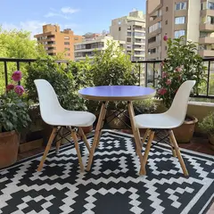 DE PIES A CABEZA - Set De Mesa Cubierta Morada Y Dos Sillas Eames