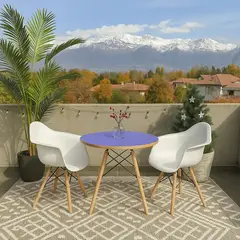 DE PIES A CABEZA - Set De Mesa Cubierta Morada Y Dos Sillas Eames