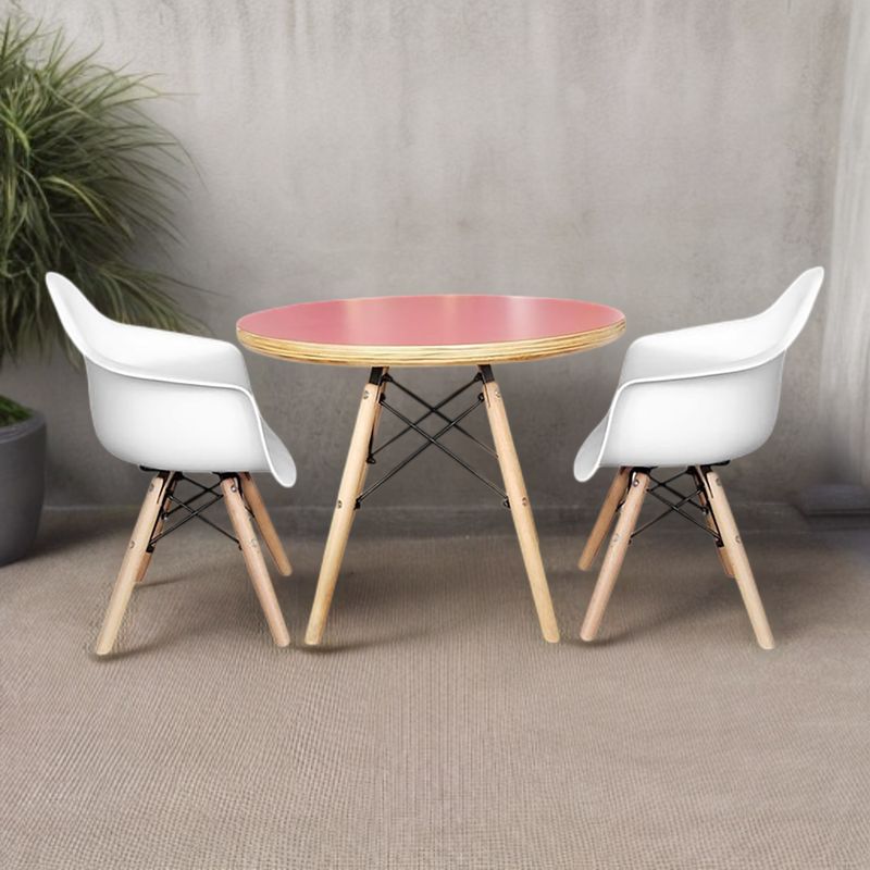 DE PIES A CABEZA - Set De Mesa Cubierta Rosada Y Dos Sillas Eames