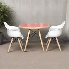 DE PIES A CABEZA - Set De Mesa Cubierta Rosada Y Dos Sillas Eames